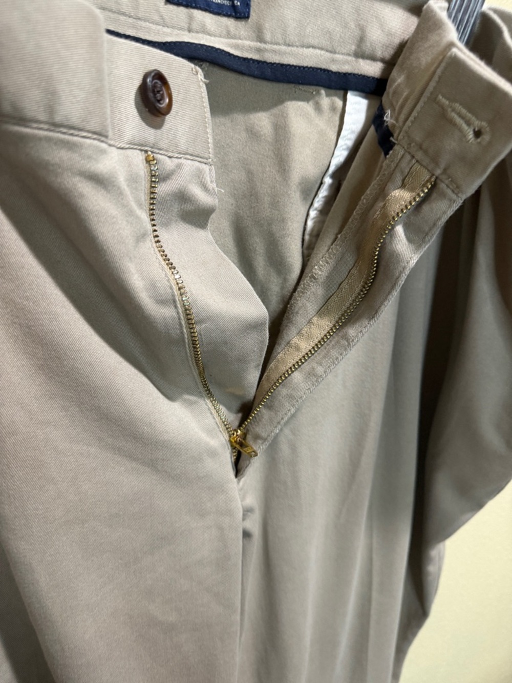 Dockers 46x32 Men's Khaki Chino pants - Picture 5 of 7